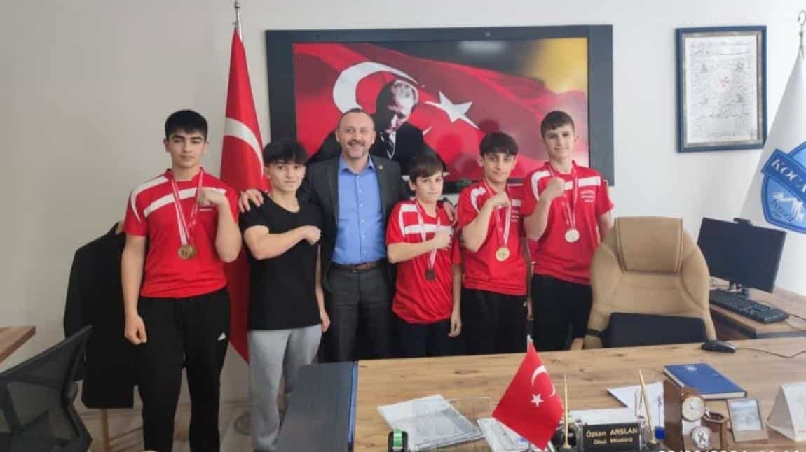 Okullar arası bilek güreşi şampiyonasında büyük başarılar elde eden öğrencilerimiz okul müdürümüz Özkan Arslan tarafından ödüllendirildi