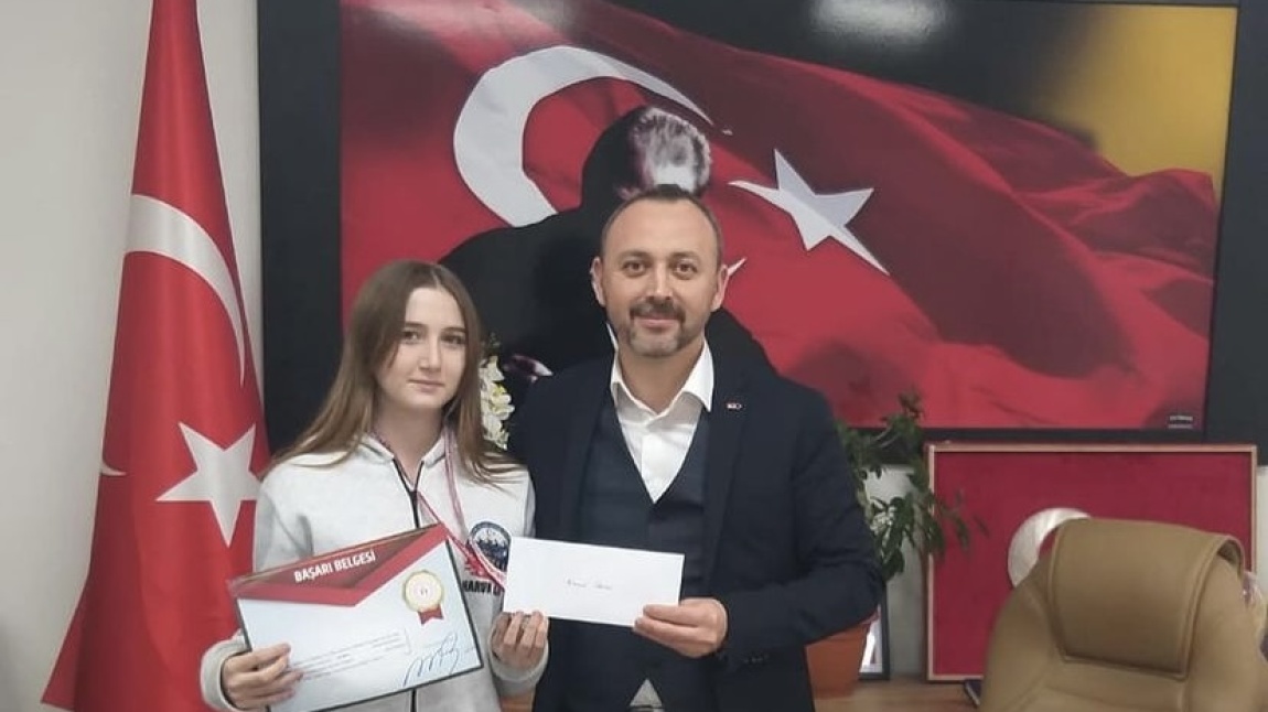 Şampiyon öğrencilerimiz Okul Müdürümüz Özkan ASLAN tarafından ödüllendirildi