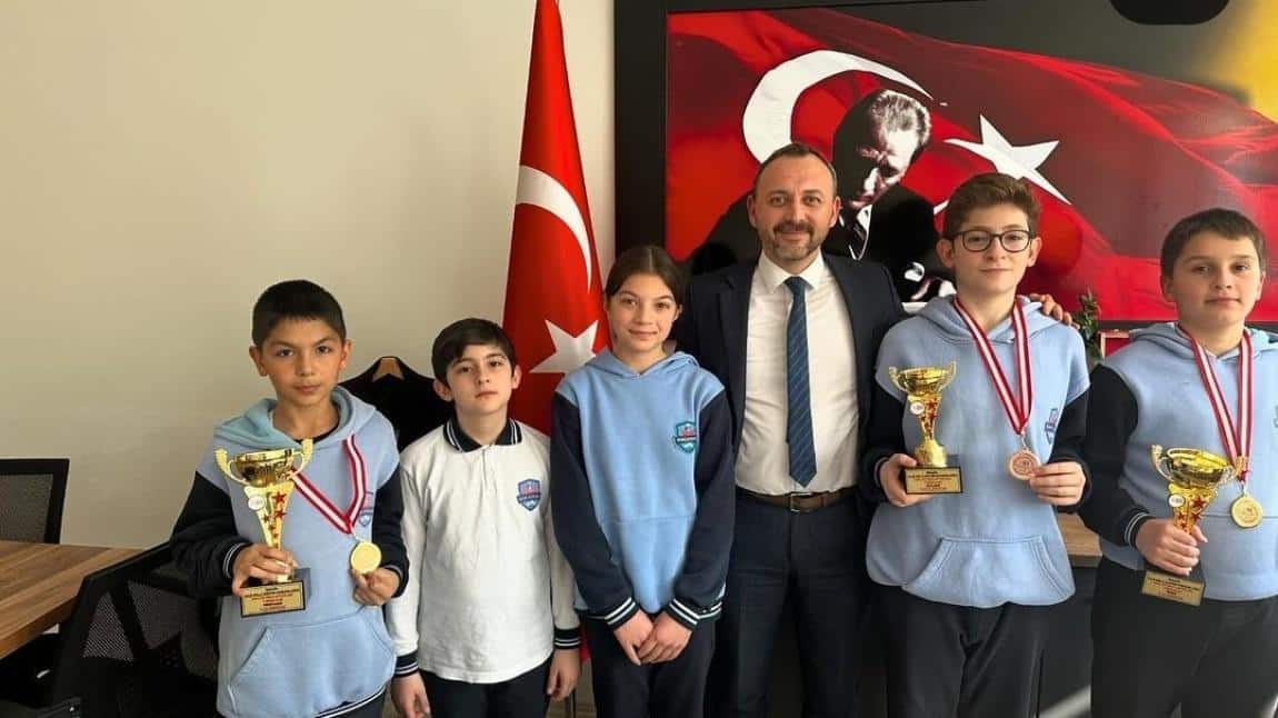 İlçemizde yapılan Akıl ve Zeka oyunları turnuvasında dereceye giren öğrencilerimiz okul müdürü Özkan Arslan tarafından ödüllendirildi 